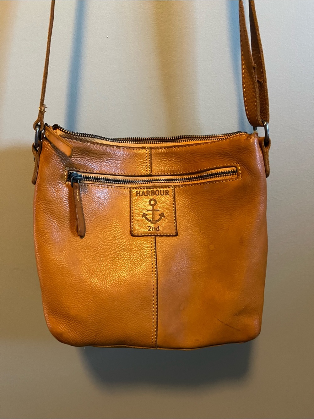 Anchor Love Hazel: Leather Crossbody Bag in Tan - Classic Everyday Carry - Picture 3 of 4